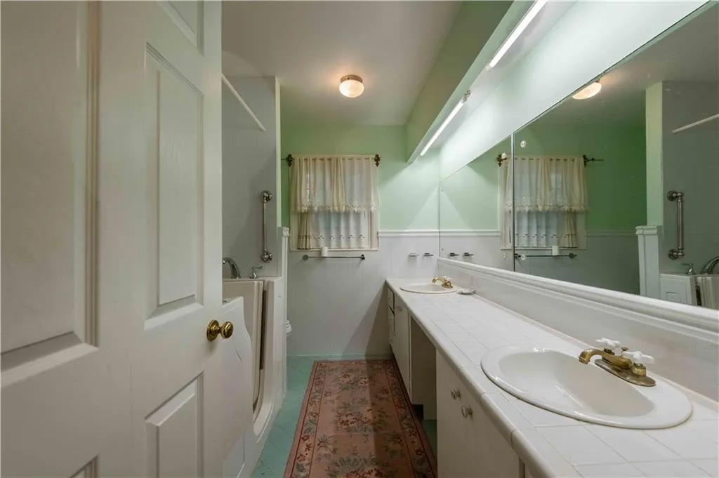 750 Mount Vernon Highway, Atlanta, Georgia 30327, 4 Bedrooms Bedrooms, ,3 BathroomsBathrooms,Residential,Sold,750 Mount Vernon Highway,7498906