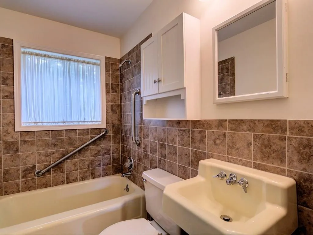 6274 Hunting Creek Road, Atlanta, Georgia 30328, 3 Bedrooms Bedrooms, ,2 BathroomsBathrooms,Residential,Sold,6274 Hunting Creek Road,5705055