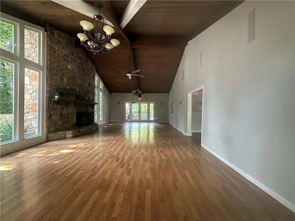 Clubhouse Dining and Entertainment Area