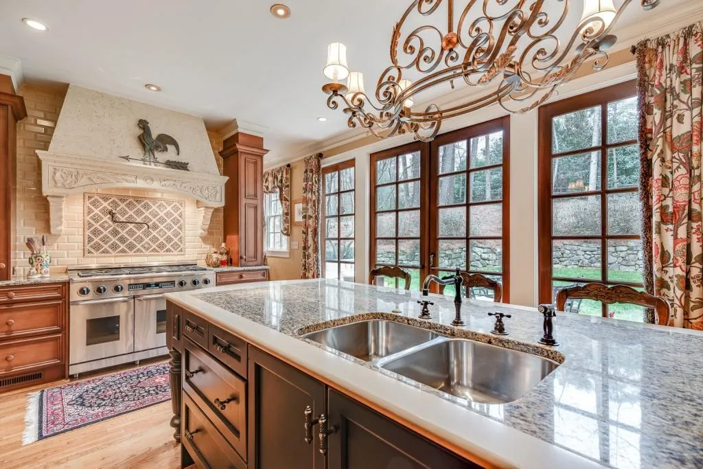 5560 Glen Errol Road, Sandy Springs, Georgia 30327, 4 Bedrooms Bedrooms, ,3 BathroomsBathrooms,Residential,Sold,5560 Glen Errol Road,6691339