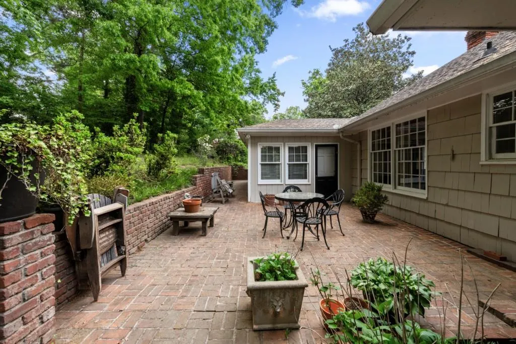 5132 High Point Road, Atlanta, Georgia 30342, 3 Bedrooms Bedrooms, ,2 BathroomsBathrooms,Residential,Sold,5132 High Point Road,7757318