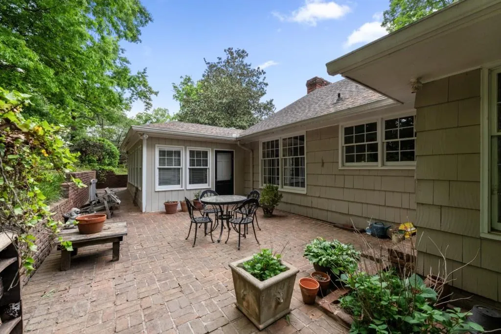 5132 High Point Road, Atlanta, Georgia 30342, 3 Bedrooms Bedrooms, ,2 BathroomsBathrooms,Residential,Sold,5132 High Point Road,7757318