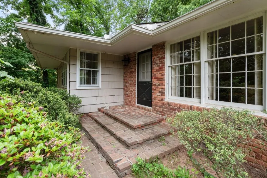 5132 High Point Road, Atlanta, Georgia 30342, 3 Bedrooms Bedrooms, ,2 BathroomsBathrooms,Residential,Sold,5132 High Point Road,7757318
