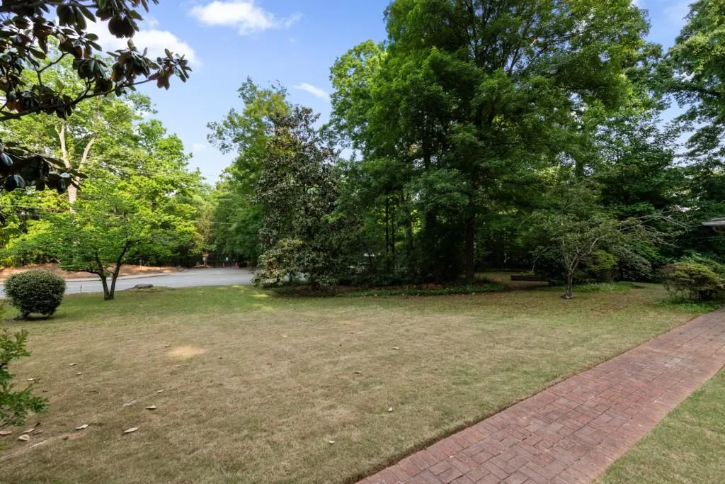 5132 High Point Road, Atlanta, Georgia 30342, 3 Bedrooms Bedrooms, ,2 BathroomsBathrooms,Residential,Sold,5132 High Point Road,7757318
