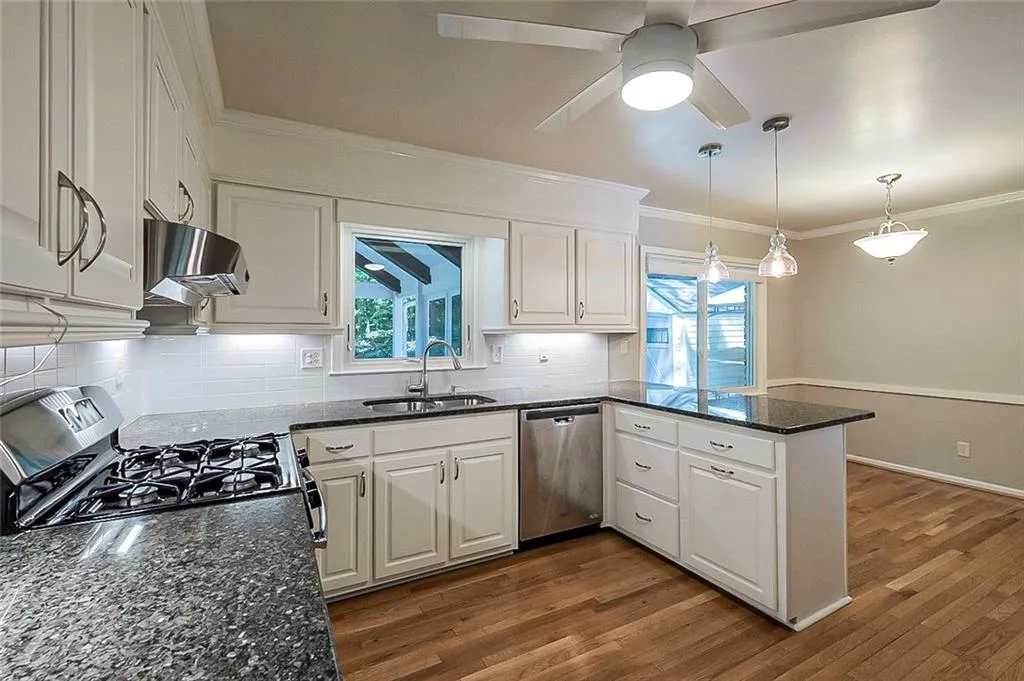 7120 Dunhill Terrace, Atlanta, Georgia 30328, 3 Bedrooms Bedrooms, ,2 BathroomsBathrooms,Residential,Sold,7120 Dunhill Terrace,6934809