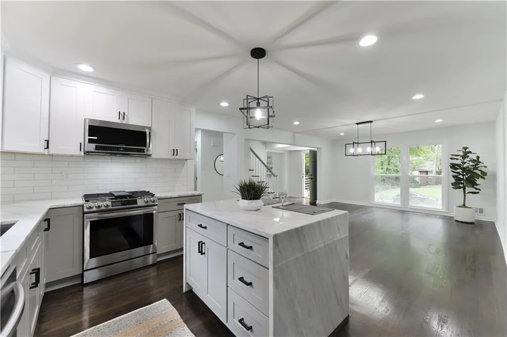 7249 Thornhill Lane, Sandy Springs, Georgia 30328, 4 Bedrooms Bedrooms, ,4 BathroomsBathrooms,Residential,Sold,7249 Thornhill Lane,6761881