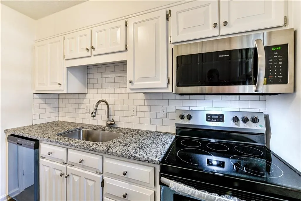 6700 Roswell Road Unit 24g, Atlanta, Georgia 30328, 2 Bedrooms Bedrooms, ,2 BathroomsBathrooms,Residential,Sold,6700 Roswell Road Unit 24g,6501666