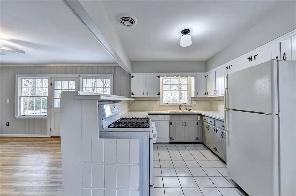 860 Starlight Drive, Sandy Springs, Georgia 30342, 3 Bedrooms Bedrooms, ,2 BathroomsBathrooms,Residential,Sold,860 Starlight Drive,7145901