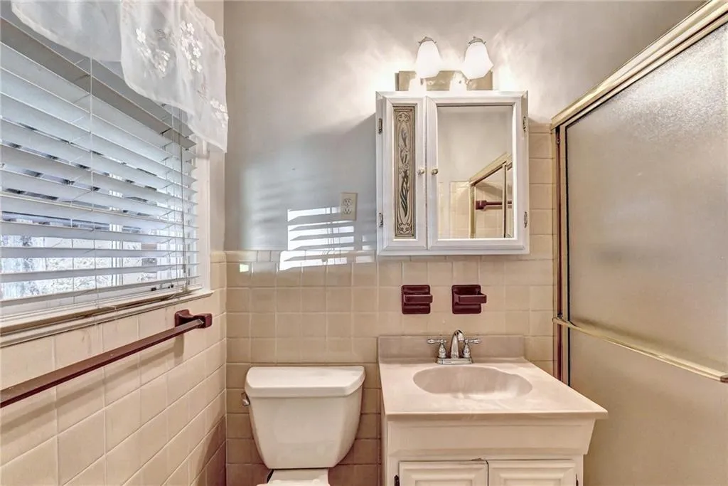 860 Starlight Drive, Sandy Springs, Georgia 30342, 3 Bedrooms Bedrooms, ,2 BathroomsBathrooms,Residential,Sold,860 Starlight Drive,7145901