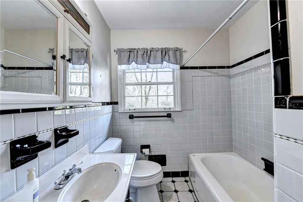 860 Starlight Drive, Sandy Springs, Georgia 30342, 3 Bedrooms Bedrooms, ,2 BathroomsBathrooms,Residential,Sold,860 Starlight Drive,7145901