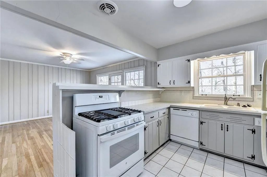 860 Starlight Drive, Sandy Springs, Georgia 30342, 3 Bedrooms Bedrooms, ,2 BathroomsBathrooms,Residential,Sold,860 Starlight Drive,7145901