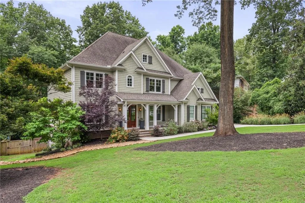 Craftsman-style house featuring a porch and a front lawn
