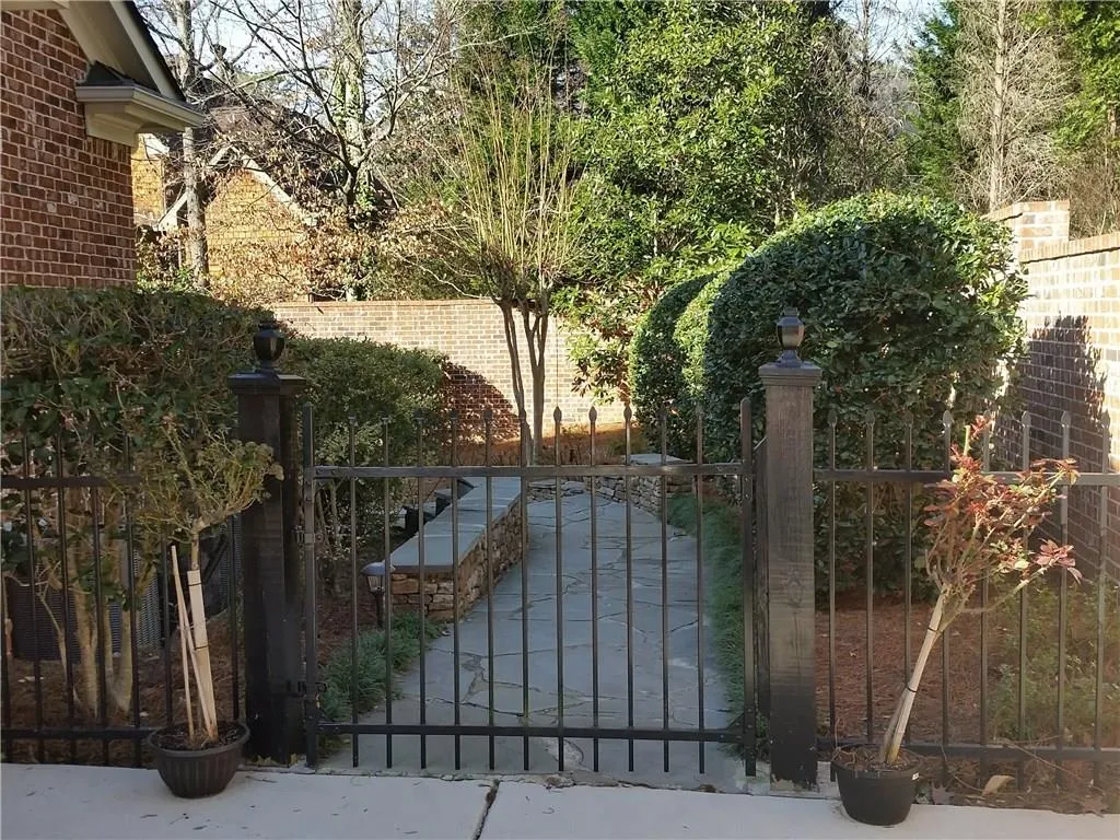 654 Windsor Parkway, Atlanta, Georgia 30342, 6 Bedrooms Bedrooms, ,5 BathroomsBathrooms,Residential,Sold,654 Windsor Parkway,5901360