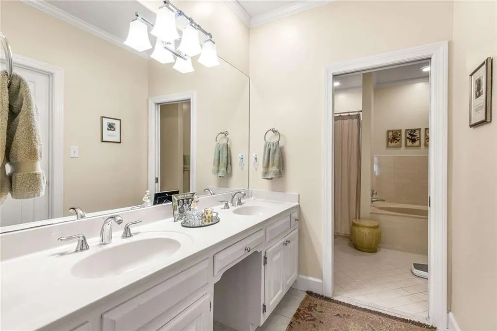 3075 Howell Mill Road Nw Unit 6, Atlanta, Georgia 30327, 3 Bedrooms Bedrooms, ,2 BathroomsBathrooms,Residential,For Sale,3075 Howell Mill Road Nw Unit 6,7664031