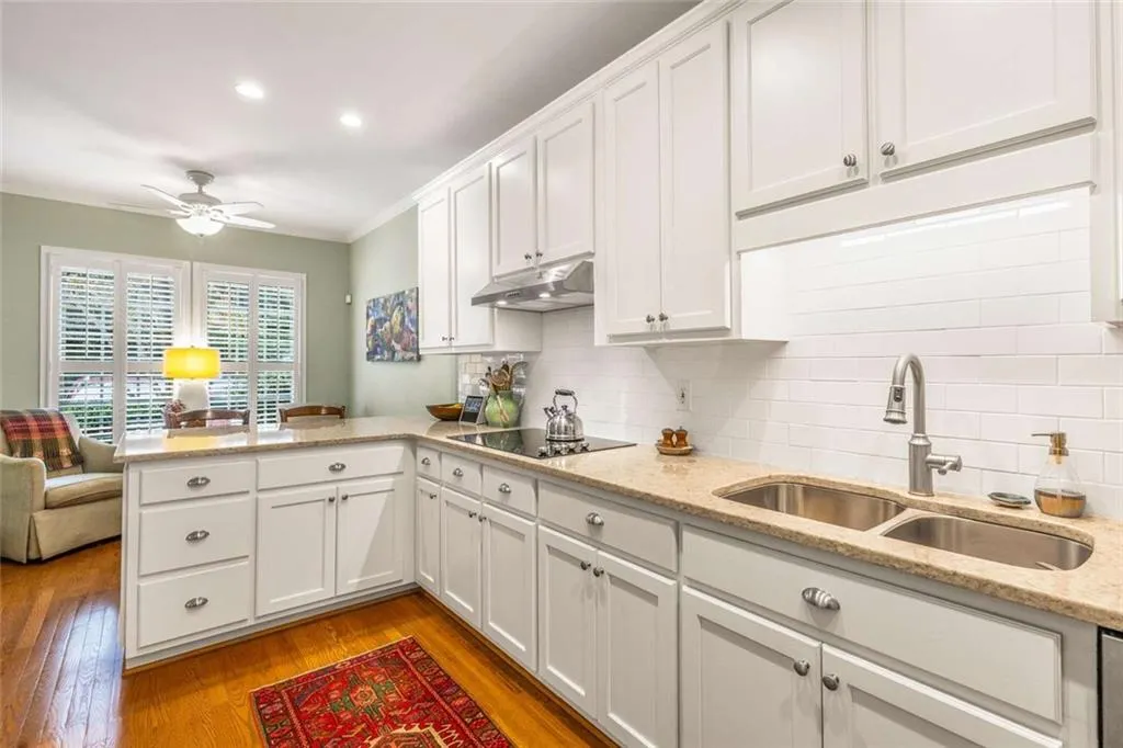 3075 Howell Mill Road Nw Unit 6, Atlanta, Georgia 30327, 3 Bedrooms Bedrooms, ,2 BathroomsBathrooms,Residential,For Sale,3075 Howell Mill Road Nw Unit 6,7664031