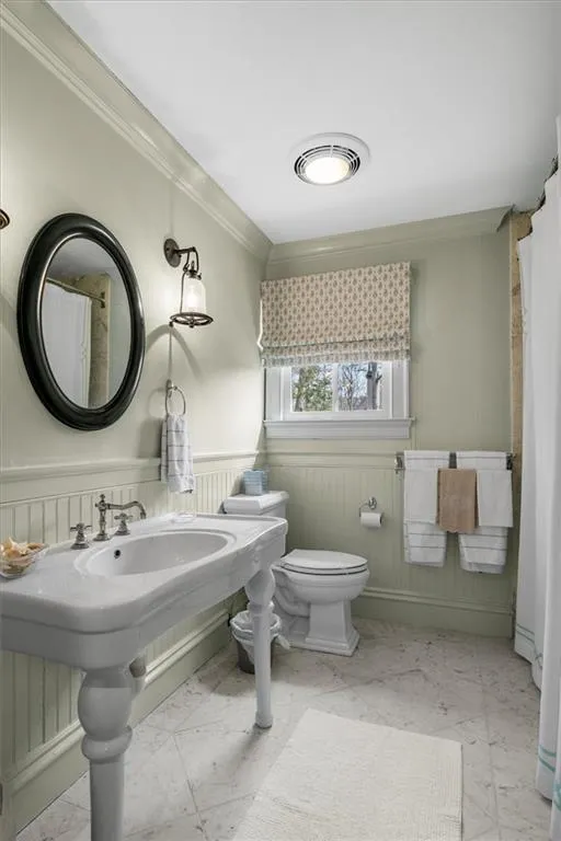 Secondary bath with marble finishes