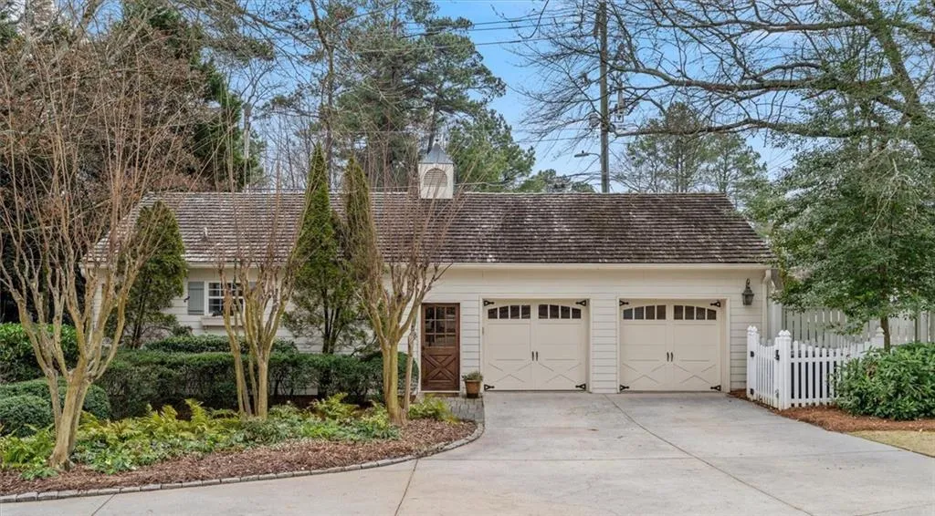 Detached Carriage house with 2 car garage & separate HVAC system