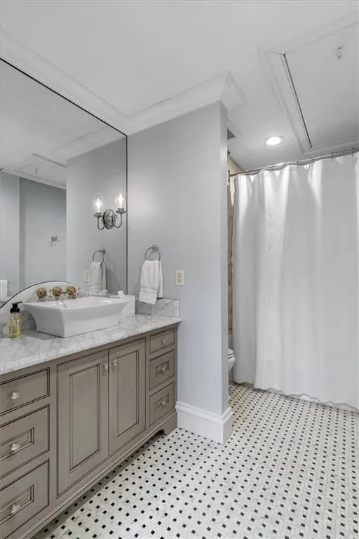 Secondary shared bath with marble finishes