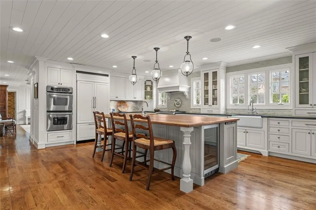 Gourmet Kitchen with double ovens