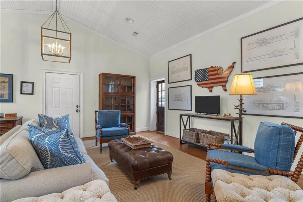 Carriage house is perfect for an in-law-suite, office or apartment
