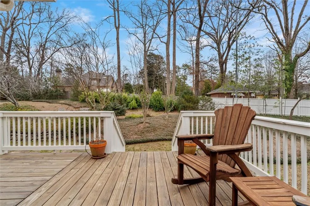 Side deck connects to Keeping room