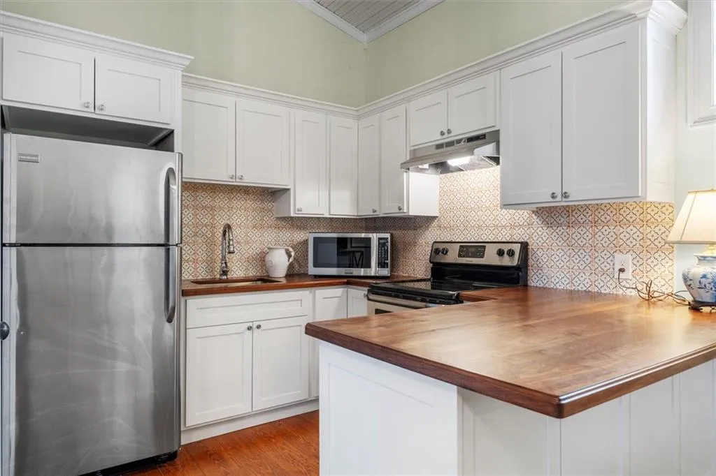 Full kitchen in carriage house