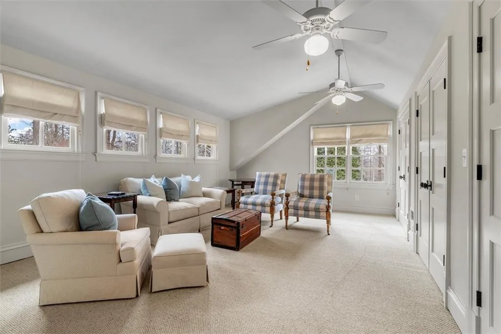 Large Bonus room on upper leve