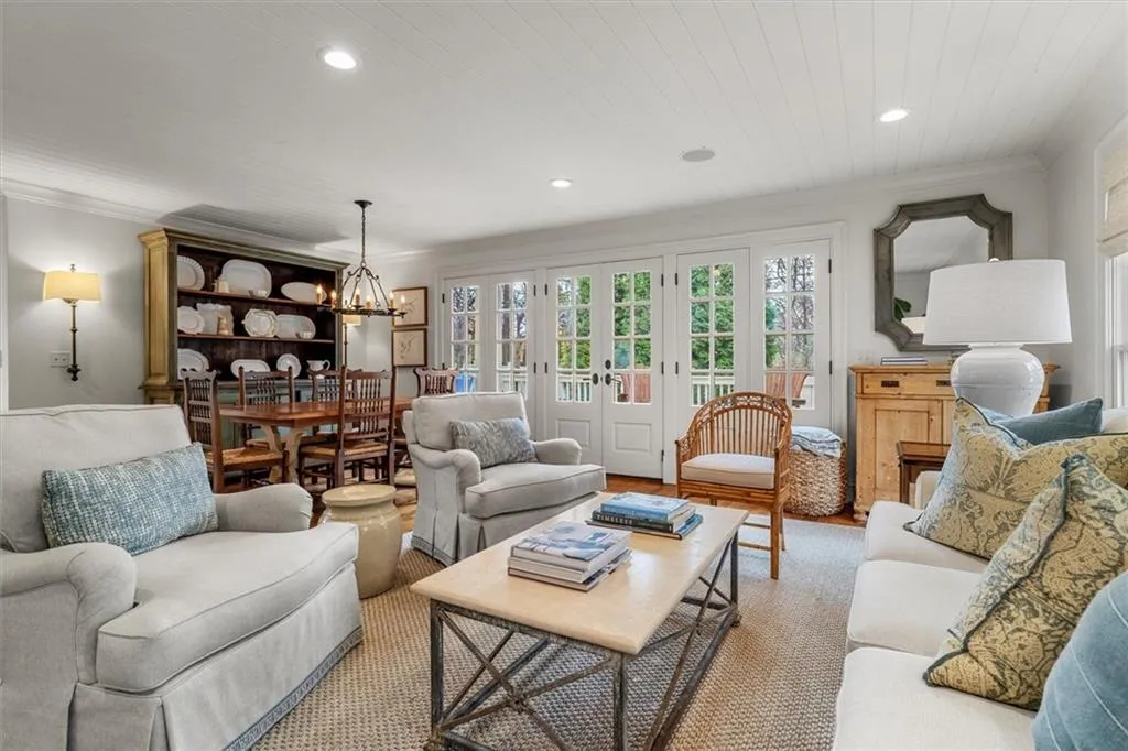 Keeping room & breakfast room