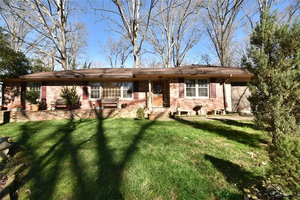 388 Tall Oaks Drive, Sandy Springs, Georgia 30342, 4 Bedrooms Bedrooms, ,3 BathroomsBathrooms,Residential,Sold,388 Tall Oaks Drive,5628478