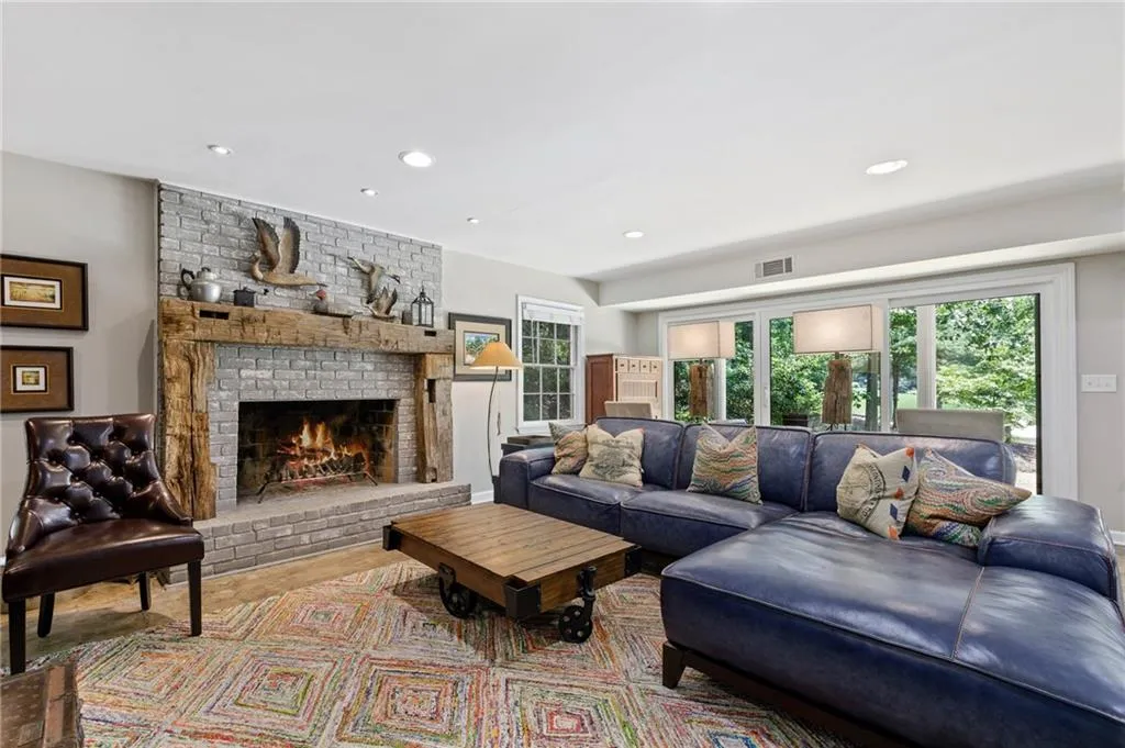 8900 Huntcliff Trace, Sandy Springs, Georgia 30350, 5 Bedrooms Bedrooms, ,4 BathroomsBathrooms,Residential,Sold,8900 Huntcliff Trace,6744841
