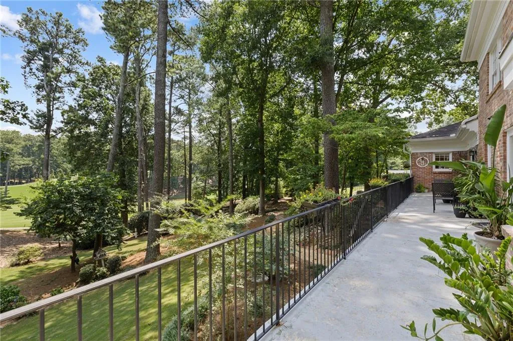 8900 Huntcliff Trace, Sandy Springs, Georgia 30350, 5 Bedrooms Bedrooms, ,4 BathroomsBathrooms,Residential,Sold,8900 Huntcliff Trace,6744841