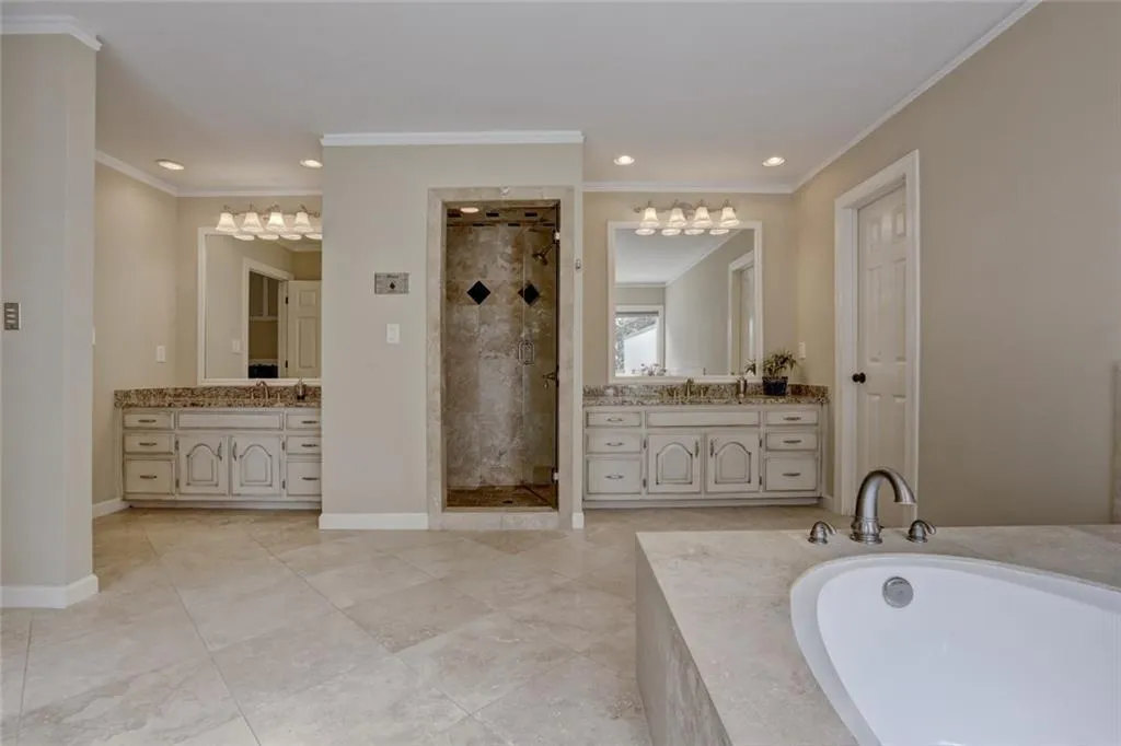 6 Heards Overlook Court, Sandy Springs, Georgia 30328, 5 Bedrooms Bedrooms, ,5 BathroomsBathrooms,Residential,Sold,6 Heards Overlook Court,5899845