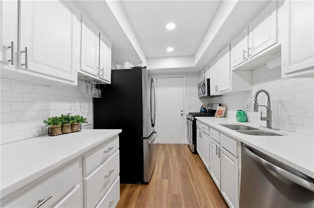 6851 Roswell Road Unit F15, Atlanta, Georgia 30328, 3 Bedrooms Bedrooms, ,2 BathroomsBathrooms,Residential,For Sale,6851 Roswell Road Unit F15,7725074