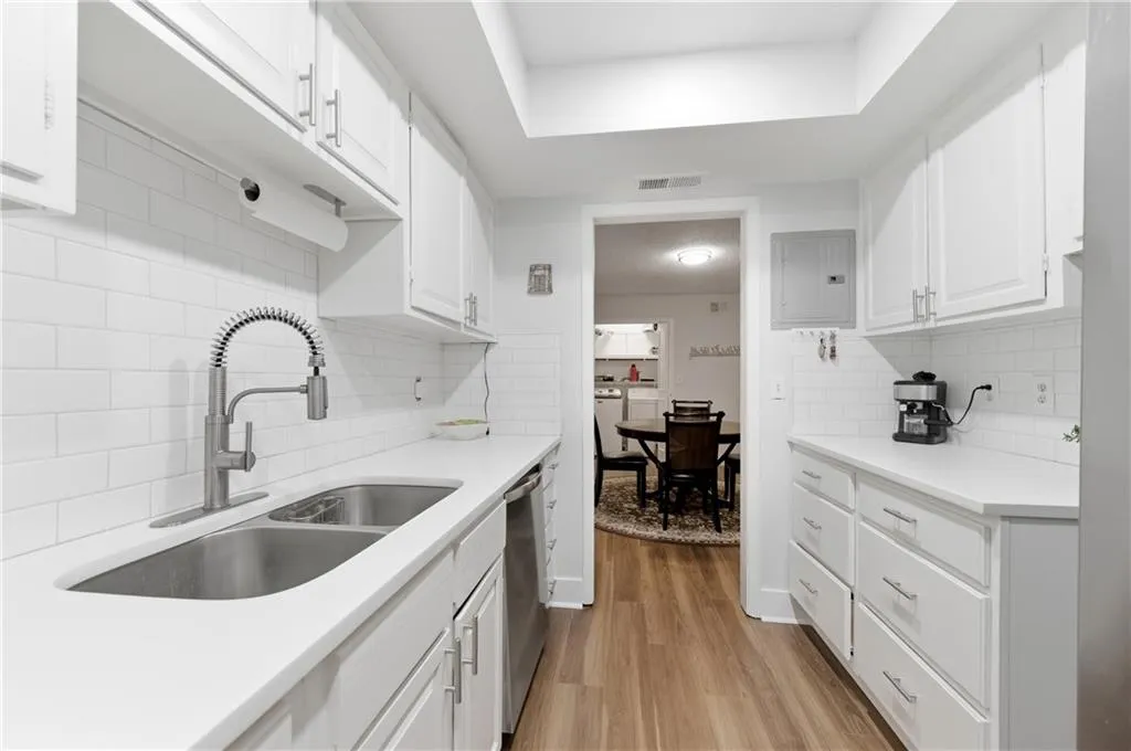 6851 Roswell Road Unit F15, Atlanta, Georgia 30328, 3 Bedrooms Bedrooms, ,2 BathroomsBathrooms,Residential,For Sale,6851 Roswell Road Unit F15,7725074