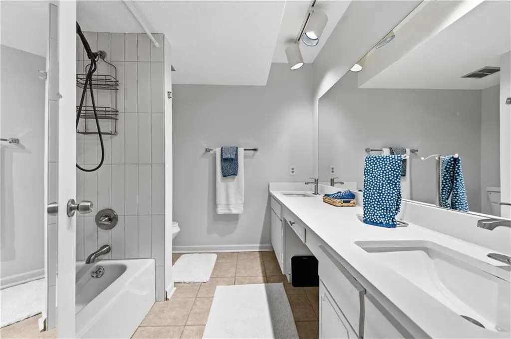 6851 Roswell Road Unit F15, Atlanta, Georgia 30328, 3 Bedrooms Bedrooms, ,2 BathroomsBathrooms,Residential,For Sale,6851 Roswell Road Unit F15,7725074