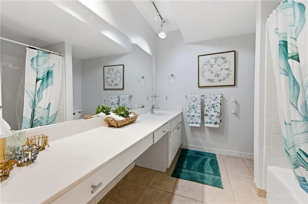6851 Roswell Road Unit F15, Atlanta, Georgia 30328, 3 Bedrooms Bedrooms, ,2 BathroomsBathrooms,Residential,For Sale,6851 Roswell Road Unit F15,7725074