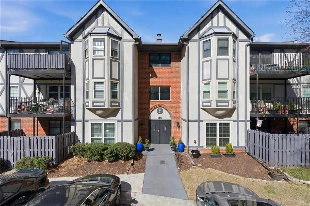 6851 Roswell Road Unit F15, Atlanta, Georgia 30328, 3 Bedrooms Bedrooms, ,2 BathroomsBathrooms,Residential,For Sale,6851 Roswell Road Unit F15,7725074