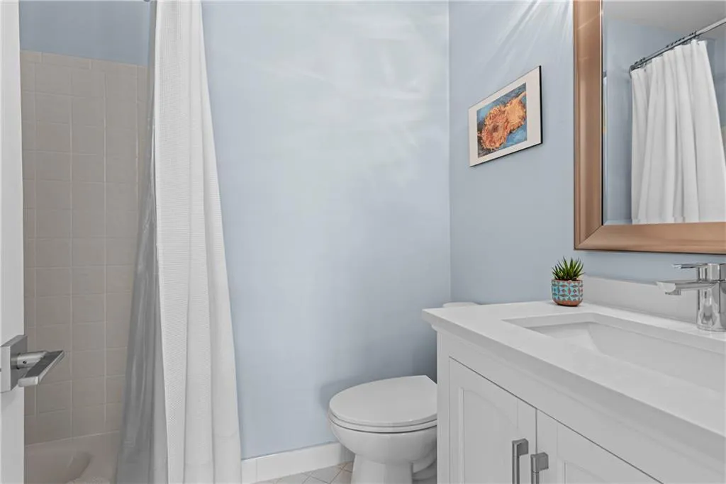 Ensuite full bathroom