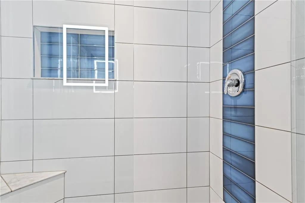 jock-n-jill bathroom for 2 secondary bedrooms upstairs - fully renovated