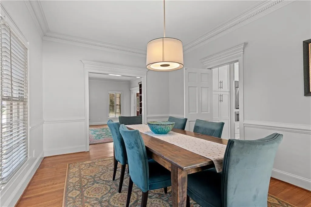Large dining room - seats 12+