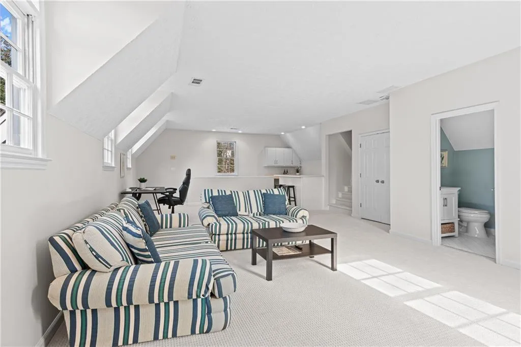 Large Upstairs Bonus Room