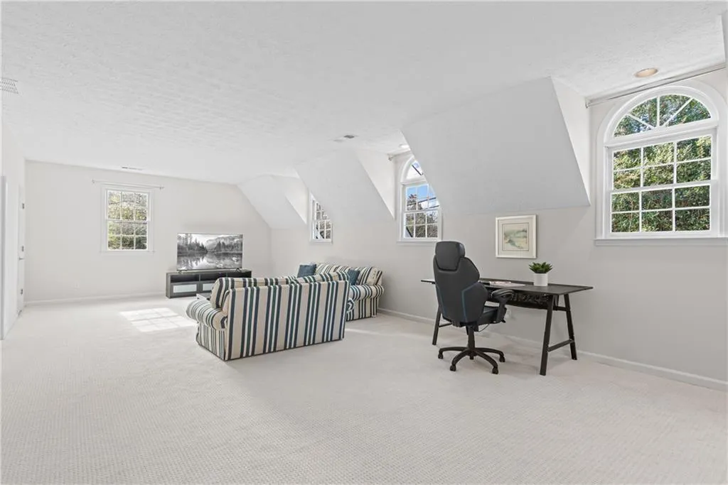 Large Upstairs Bonus Room