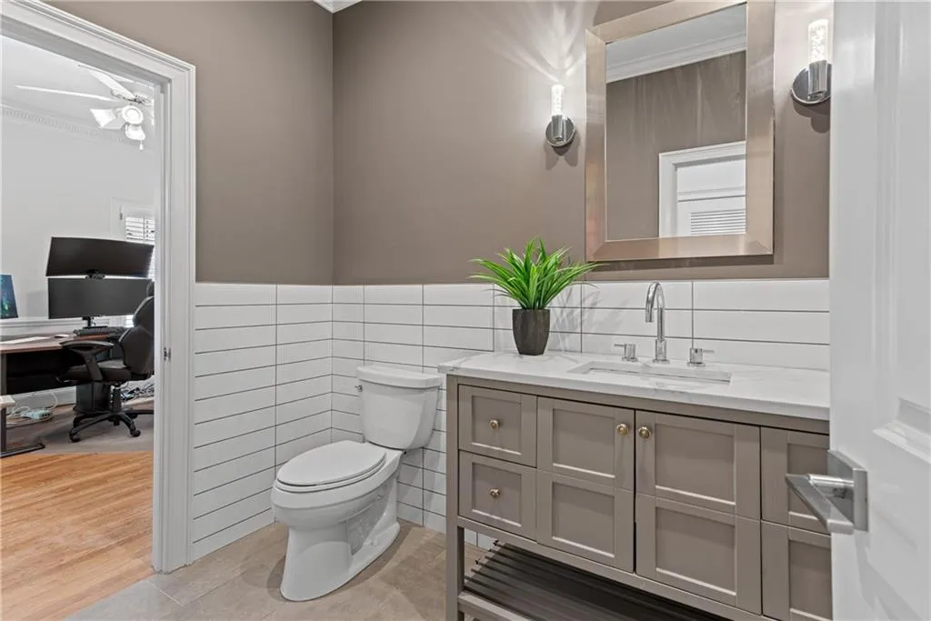 Large renovated bath on main