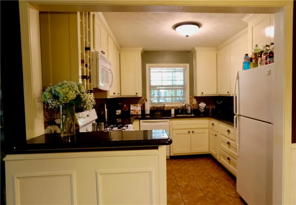 207 Natchez Trace, Sandy Springs, Georgia 30350, 2 Bedrooms Bedrooms, ,1 BathroomBathrooms,Residential,Sold,207 Natchez Trace,6566712