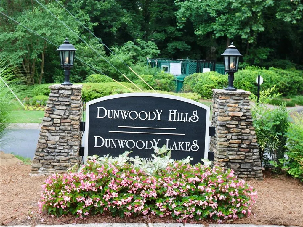 207 Natchez Trace, Sandy Springs, Georgia 30350, 2 Bedrooms Bedrooms, ,1 BathroomBathrooms,Residential,Sold,207 Natchez Trace,6566712