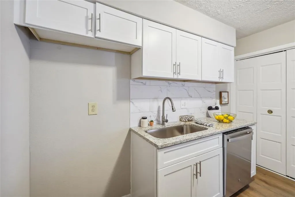 5155 Roswell Rd, Atlanta, Georgia 30342, 1 Bedroom Bedrooms, ,1 BathroomBathrooms,Residential,Sold,5155 Roswell Rd,7402654