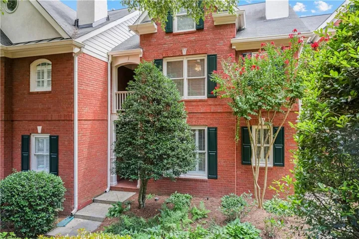 1182 Brookhaven Glen is a three story townhouse located in the quiet part of the Brookhaven Glen community.