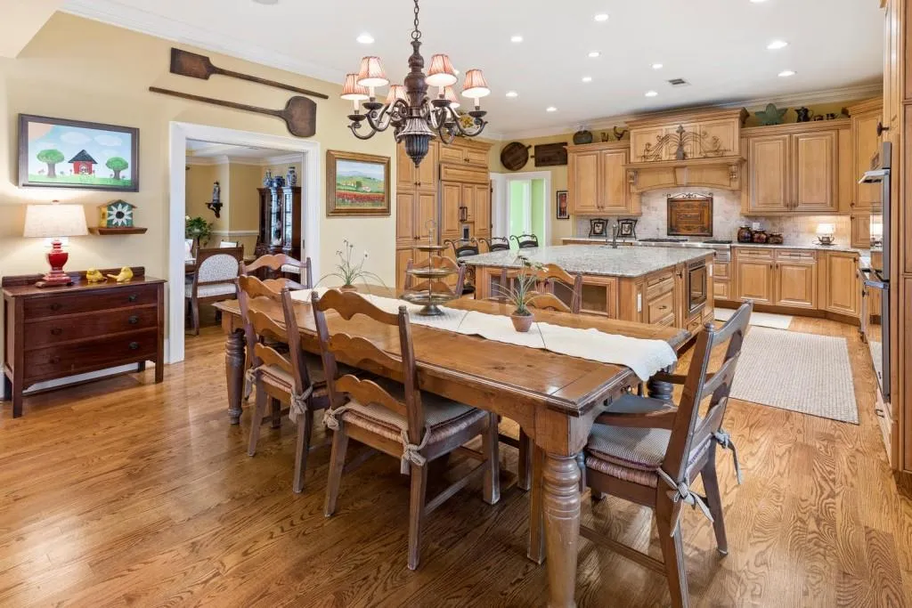 6355 River Overlook Drive, Sandy Springs, Georgia 30328, 4 Bedrooms Bedrooms, ,3 BathroomsBathrooms,Residential,Sold,6355 River Overlook Drive,6834897