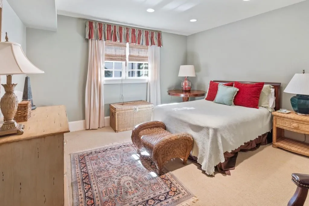 6355 River Overlook Drive, Sandy Springs, Georgia 30328, 4 Bedrooms Bedrooms, ,3 BathroomsBathrooms,Residential,Sold,6355 River Overlook Drive,6834897