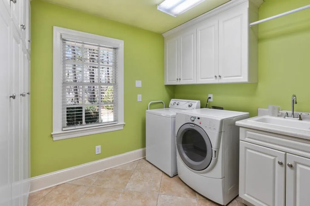 6355 River Overlook Drive, Sandy Springs, Georgia 30328, 4 Bedrooms Bedrooms, ,3 BathroomsBathrooms,Residential,Sold,6355 River Overlook Drive,6834897